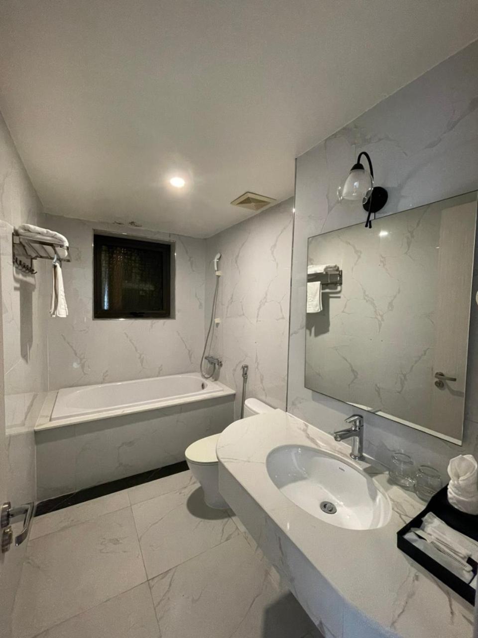 Lotus Hotel & Apartment Hai Phong Bagian luar foto